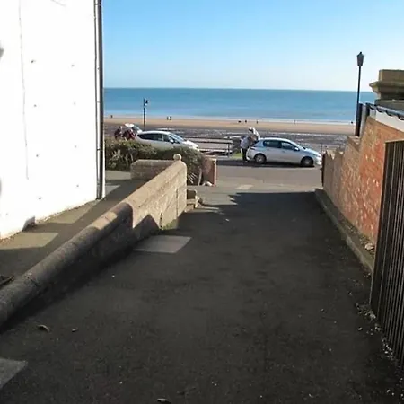 Beachside Duplex - Lovely Right On Filey's Seafront Apartment *